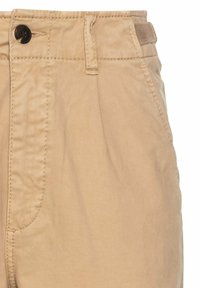 Beige leichte Shorts mit Knopfverschluss, gefältelter Vorderseite und sichtbaren Nähten entlang des Bundes und der Taschen.