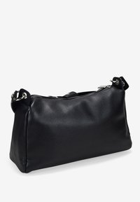 Bolso de mano de cuero negro con una superficie texturizada, cierre de cremallera en la parte superior y dos asas de hombro unidas por anillos de metal. Forma rectangular.