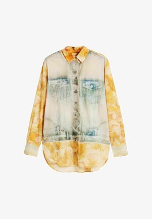 Koszula z długim rękawem na guziki z żółtymi kwiatowymi rękawami oraz nadrukiem przedstawiającym niebieską kurtkę dżinsową na przodzie i tyle.