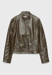 Bruine jas van nep leer met opstaande kraag, ritssluiting aan de voorkant en twee ritssluitingszakken op de taille, met een getailleerd ontwerp.