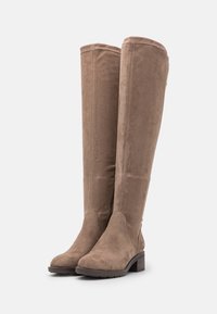 Botas de ante marrón hasta la rodilla con tacón cuadrado, textura suave, punta redondeada y detalle de cremallera lateral.