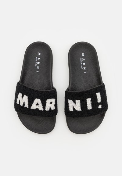 Infradito nere con una strap testurizzata che presenta la scritta "MARNI!" in morbido cotone bianco. Suole nere spesse e imbottite per un comfort ottimale.