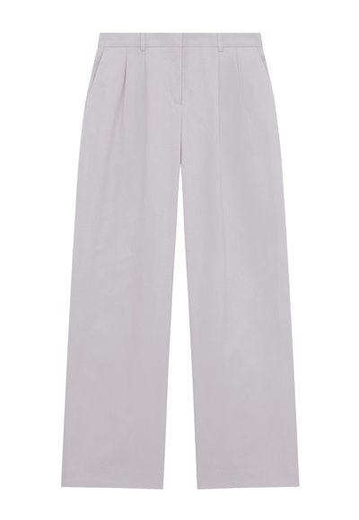 Lichtlavendel brede benen broek met plooien, riemlussen en zijzakken, plat uitgestald tegen een witte achtergrond.