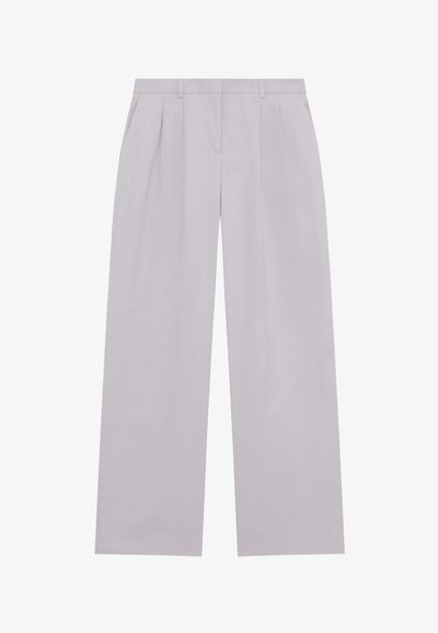 Pantalons larges en lavande clair avec des plis, passants de ceinture et poches latérales, présentés à plat sur un fond blanc.