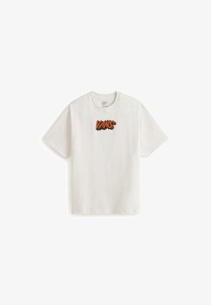 Biała bawełniana koszulka z odważnym, stylizowanym pomarańczowym logo "VANS" umieszczonym na środku klatki piersiowej. Krótkie rękawy i okrągły dekolt.