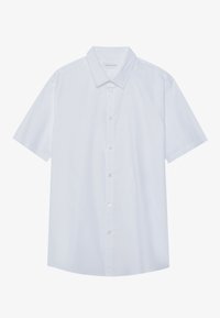 Camisa blanca de manga corta con botones, hecha de una tela suave, que presenta un cuello clásico y una lista frontal con botones transparentes.