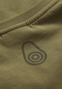 Sail Racing BOWMAN TEE - Triko s potiskem - dusty olive