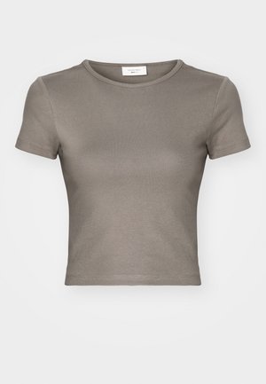 Tricou cu mânecă scurtă și gât rotund, de culoare taupe, fabricat din bumbac neted. Are un design ajustat și cusături fine pe marginea de jos și pe mâneci.