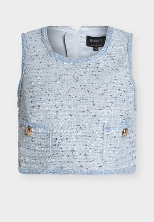 Αμάνικο τοπ από γαλάζιο του ουρανού τσόκι με πλεγμένη περικοπή, παγιέτες, δύο μπροστινές τσέπες με διακοσμητικά χρυσά κουμπιά και στρογγυλή λαιμόκοψη.