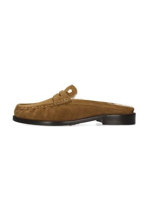 Brun ruskind slip-on loafer med sort sål og lav hæl, med en penny-rem og blødt, fluffet inderfor.