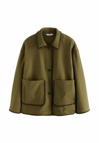 Veste boutonnée vert olive avec grandes poches avant, bordure marron foncé le long du col, devant, poches et poignets, et coupe ample.