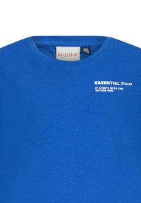 T-shirt di cotone blu con collo rotondo, caratterizzata da testo bianco: "ESSENTIAL Pieces IT STARTS WITH YOU RETOUR DNM" sull'area sinistra del petto.