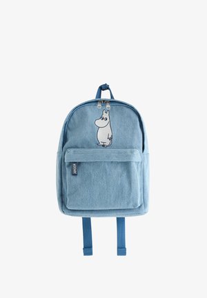 Světlomodrý džínový batoh s přední kapsou a vyšívanou postavičkou. Má pevné popruhy a horní madlo pro nošení.