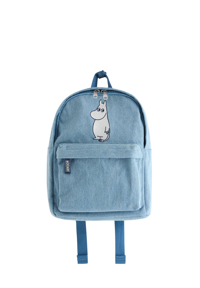 Ανοιχτό μπλε τζιν σακίδιο πλάτης με εμπρόσθια τσέπη και κεντημένο χαρακτήρα. Διαθέτει ανθεκτικούς ιμάντες και επάνω χειρολαβή για μεταφορά.