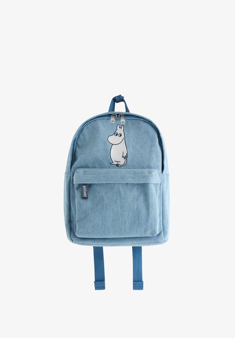 Ανοιχτό μπλε τζιν σακίδιο πλάτης με εμπρόσθια τσέπη και κεντημένο χαρακτήρα. Διαθέτει ανθεκτικούς ιμάντες και επάνω χειρολαβή για μεταφορά.