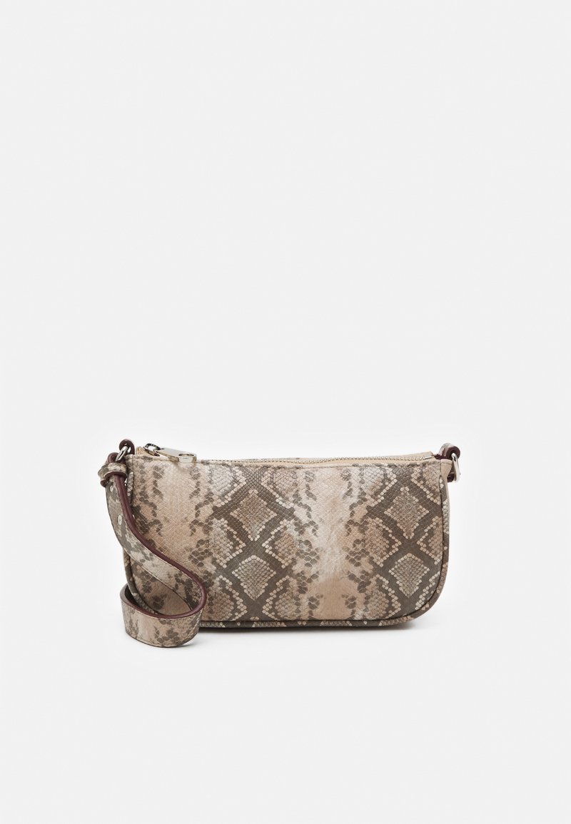 Borsa a tracolla con stampa serpente in tonalità beige e marrone. Presenta una chiusura con zip, una tracolla regolabile e un esterno morbido e testurizzato con motivi a diamante.