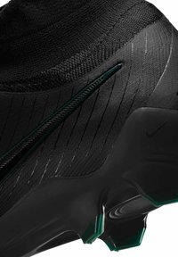Scarpa sportiva nera con una tomaia in maglia testurizzata, design snello e distintivi accenti verdi sulla suola e sui dettagli delle cuciture.