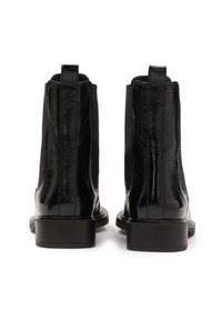 Botas negras de cuero hasta el tobillo con un acabado brillante, paneles laterales elásticos y un tacón plano y grueso para mayor estabilidad. Tirador trasero para un fácil calzado.