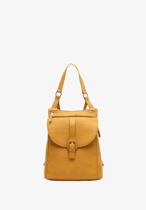 Keltainen nahkareppu, jossa on pyöreä läppä, etutasku vetoketjulla ja solkilukitus. Säädettävä hihna ja sileä pinta ilman näkyviä kuvioita.