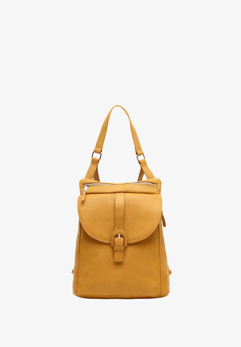 Žltý kožený ruksak s zakriveným klapkou, prednou zipsovou vreckom a spona na uzatvorenie. Nastaviteľný popruh a hladká textúra bez viditeľných vzorov.