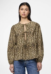 Μπλούζα με λεοπάρ σχέδιο, στρογγυλή λαιμόκοψη, λεπτομέρεια με ζωνάκι μπροστά και μακριά μανίκια σε σχήμα μπαλονιού. Κατασκευασμένη από απαλό ύφασμα με χαλαρή εφαρμογή.