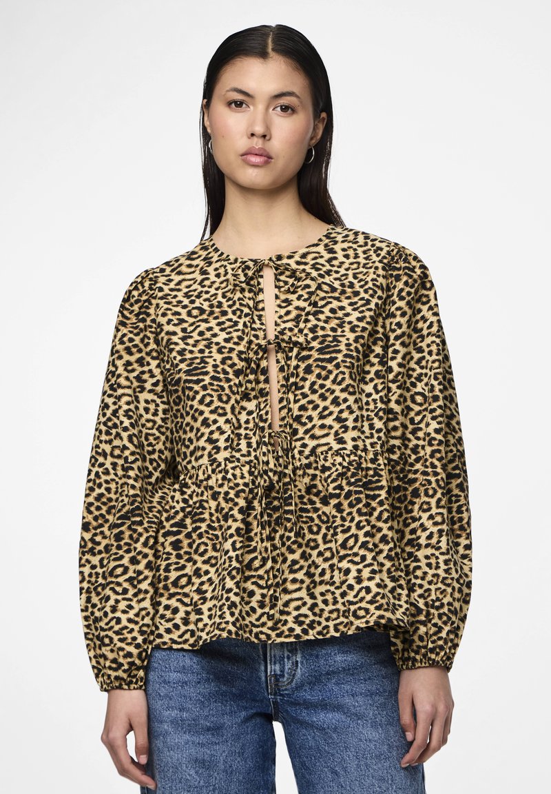 Μπλούζα με λεοπάρ σχέδιο, στρογγυλή λαιμόκοψη, λεπτομέρεια με ζωνάκι μπροστά και μακριά μανίκια σε σχήμα μπαλονιού. Κατασκευασμένη από απαλό ύφασμα με χαλαρή εφαρμογή.