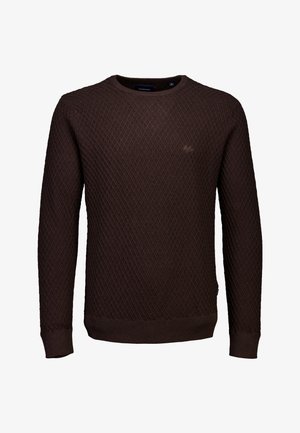 Bruine gebreide trui met een diamanten patroon, ronde halslijn en geribde manchetten en onderrand voor extra textuur en pasvorm.