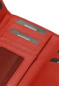Interieur van een rode leren portemonnee met meerdere kaartslots, geperste "wojas" logo's en een transparante mesh-sectie voor identificatie.