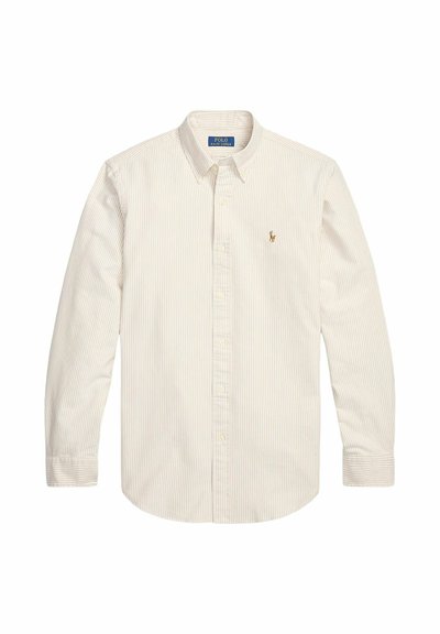 Chemise blanche à manches longues avec fines rayures verticales, col boutonné et petit logo brodé sur la poitrine.