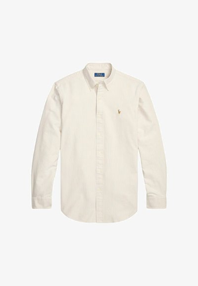 Chemise blanche à manches longues avec fines rayures verticales, col boutonné et petit logo brodé sur la poitrine.