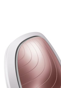 Rond elektronisch apparaat met een witte buitenkant en een reflecterende roze binnenkant. Glad, gebogen lijnen creëren een golvend patroon op het oppervlak.