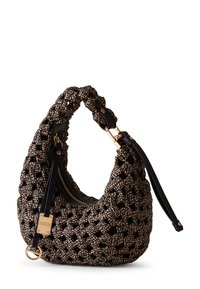 Geflochtene schwarze und beige Handtasche mit einer geschwungenen Form und einem geflochtenen Griff. Verfügt über einen Reißverschluss und goldfarbene Hardware-Akzente.