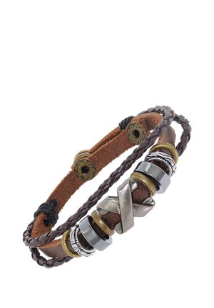 Braunes Lederarmband mit geflochtenen Bändern, Metallringen und einem großen silbernen, X-förmigen dekorativen Anhänger.