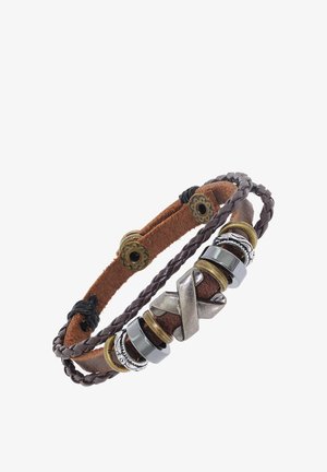Braunes Lederarmband mit geflochtenen Bändern, Metallringen und einem großen silbernen, X-förmigen dekorativen Anhänger.