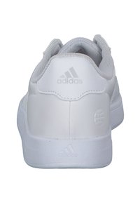 Baskets Adidas blanches avec un dessus en cuir lisse, un col en maille texturée, un logo sobre et une semelle en caoutchouc rembourrée.