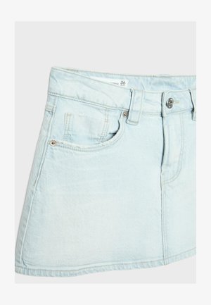 Světle modrá džínová mini sukně s předními knoflíky, poutky na pásek a dvěma předními kapsami na jednobarevném pozadí.