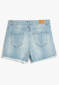 Pantalones cortos de mezclilla azul claro con un dobladillo deshilachado, que cuentan con dos bolsillos traseros y una etiqueta de cuero marrón en la cinturilla.