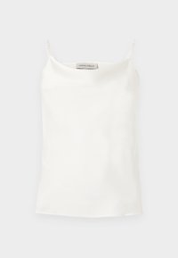 Λευκό σατέν κορμάκι με λεπτές ρυθμιζόμενες τιράντες και ετικέτα με τη φράση "ANNA FIELD" σε απλό φόντο.