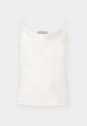 Wit satijnen hemdje met dunne verstelbare bandjes en een label met de tekst "ANNA FIELD" op een effen achtergrond.