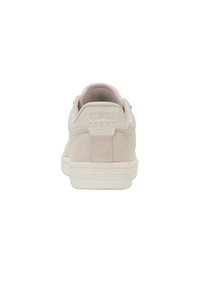 Baskets K-Swiss en suède beige vues de l'arrière, présentant un col rembourré et un logo de marque en relief sur la languette du talon.