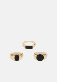 Três anéis de ouro com detalhes em preto: um retangular, um circular e um oval, apresentando superfícies lisas e bordas arredondadas.