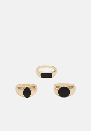 Três anéis de ouro com detalhes em preto: um retangular, um circular e um oval, apresentando superfícies lisas e bordas arredondadas.