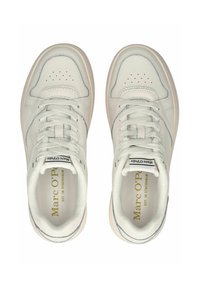 Bílé kožené tenisky s hladkým povrchem, perforovanou špičkou, šněrováním a značkovým štítkem na jazyku. Obsahují texturované detaily a gumovou podrážku.