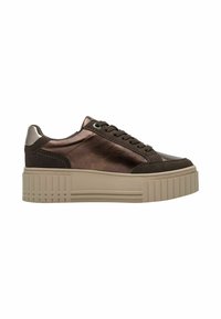 Sneaker à plateforme basse avec tige en cuir marron brillant et accents en daim marron foncé, semelle épaisse beige et lacets noirs.