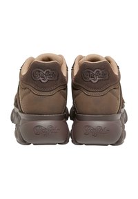 Sneakers in pelle marrone con dettagli in rete, colletto imbottito e logo impressa sul tallone. Suola arrotondata con motivo di grip testurizzato.