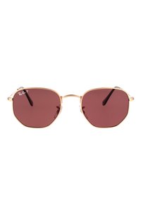 Occhiali da sole Ray-Ban con lenti rosse octagonali e montatura in metallo dorato. Caratterizzati da accentuazioni laterali trasparenti e punte delle aste nere per un comfort ottimale.