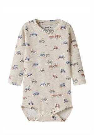 Beige babybody met lange mouwen, bedrukt met blauwe, rode en grijze tractoren en aanhangwagens, met drukknoopsluiting bij het kruis.