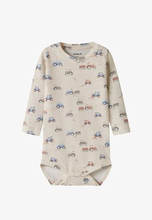 Body beige à manches longues pour bébé avec imprimés de tracteurs et remorques bleus, rouges et gris, et fermetures à pression à l'entrejambe.