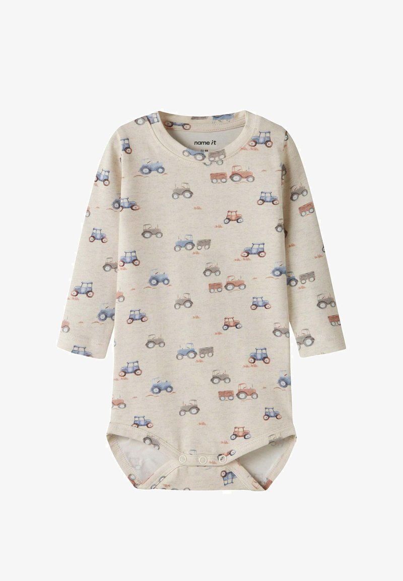 Body beige à manches longues pour bébé avec imprimés de tracteurs et remorques bleus, rouges et gris, et fermetures à pression à l'entrejambe.