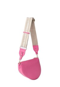 Borsa a tracolla rosa con forma arrotondata, realizzata in materiale sintetico liscio. Presenta una tracolla regolabile beige con logo e accessori in tonalità oro.